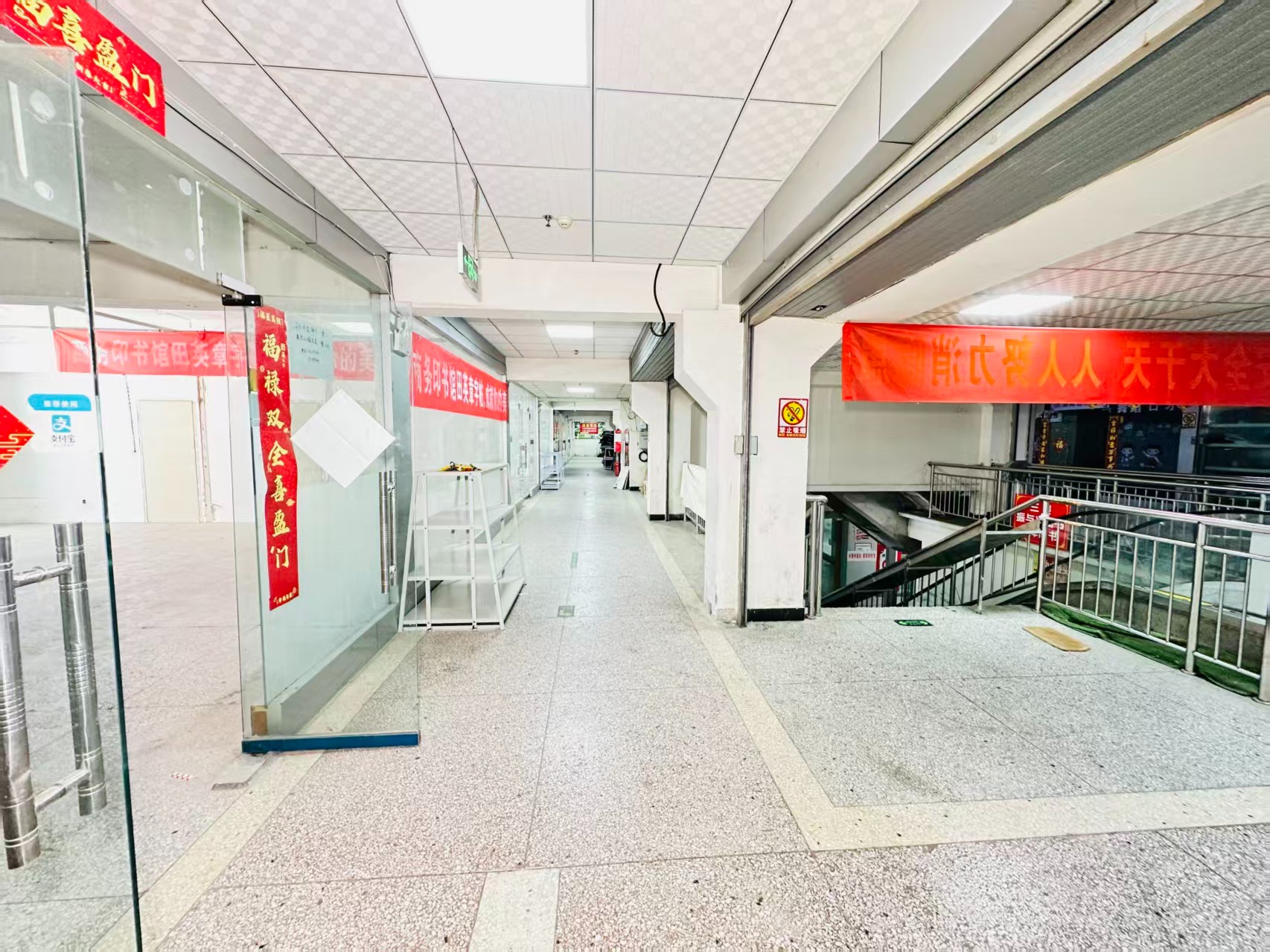 芳林路引入人工智能技术应用场景，推动AI与商业、零售、电商、企业服务等领域融合发展。